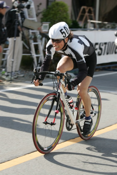 力強いフォームでゴールラインを駆け抜けた塩谷瞬さん: （c)Takashi.Nakazawa